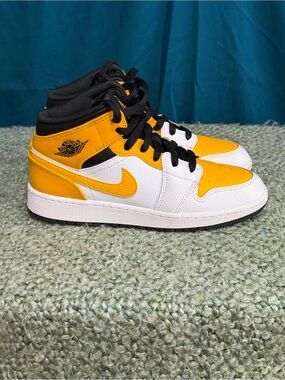 Jordan retro 1 Mid-Top Sneakers in Yellow, White, and Black